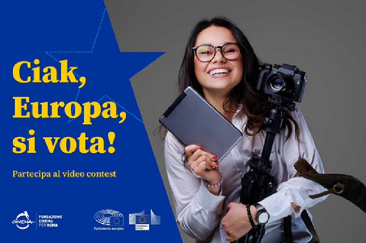 foto di una ragazza con telecamera con scritta in Italiano con scritto ciack Europa si vota