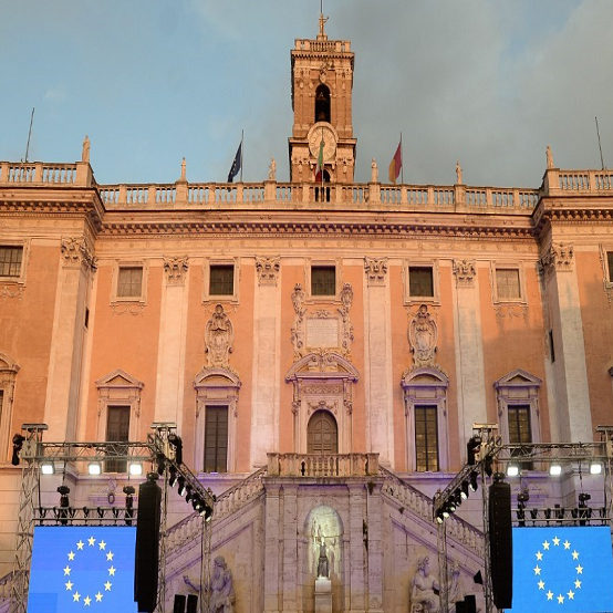 foto del campidoglio a roma con bandiere ue