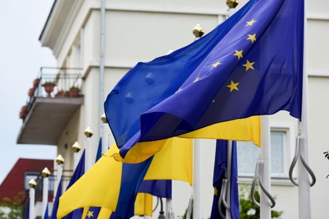 Bandiere dell'Ue e dell'Ucraina 
