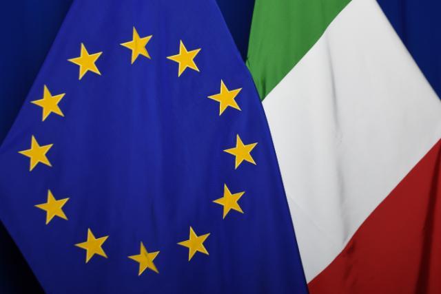 Bandiere italiana e dell'Unione Europea