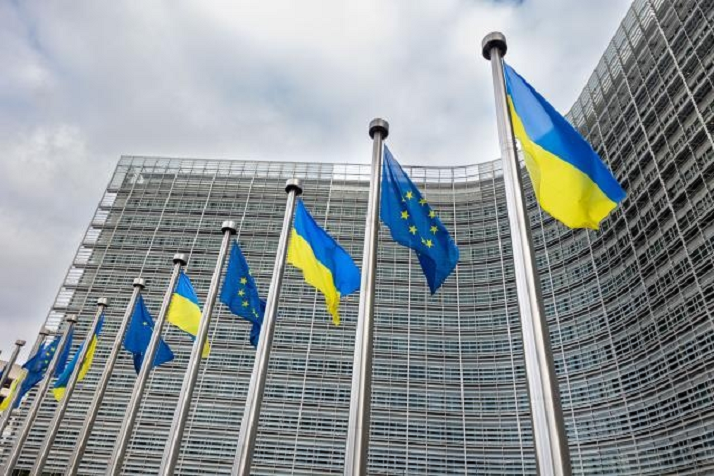 bandiere Ue-Ucraina davanti al berlaymont