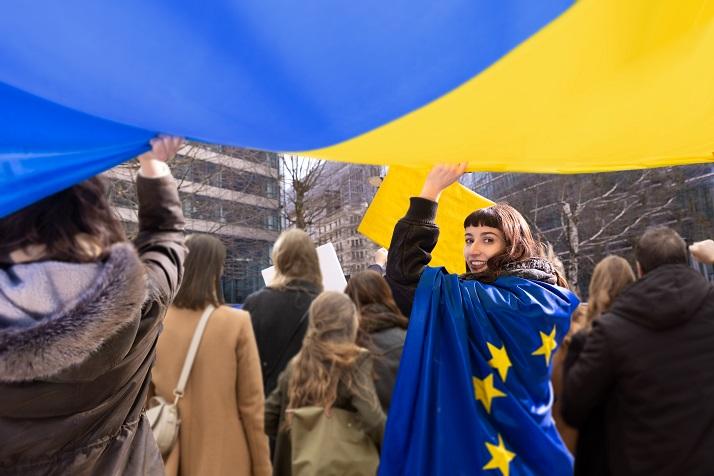 ragazza con bandiera UE e bandiera ucraina