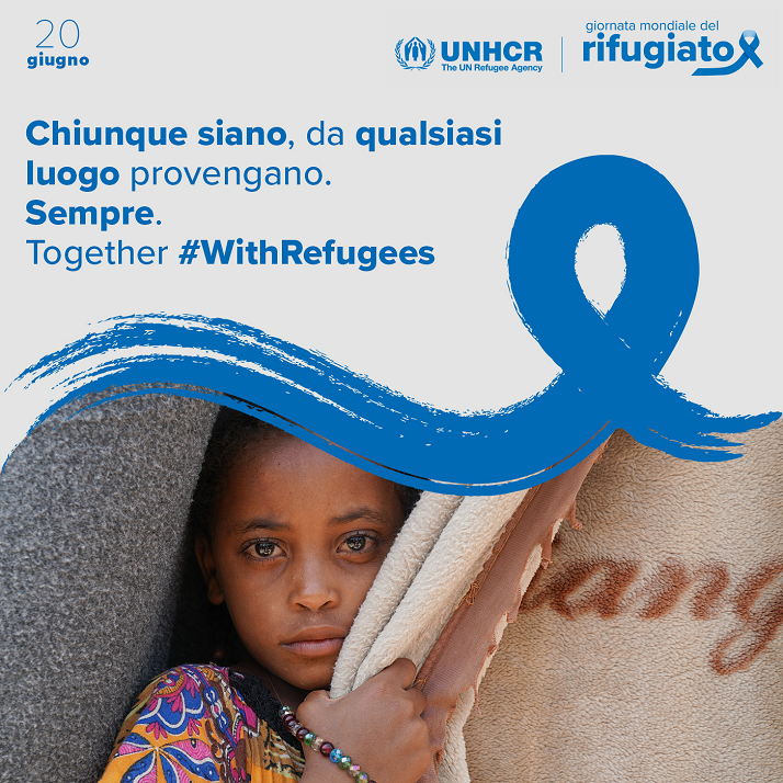 Bambina rifugiata con scritta giornata mondiale del rifugiato