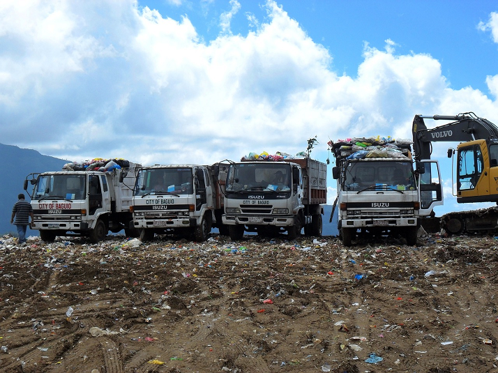 camion in discarica con i rifiuti