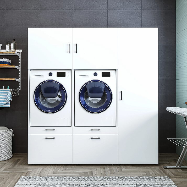 lavanderia domenstica con lavatrice e asciugatrice dentro un mobile bianco