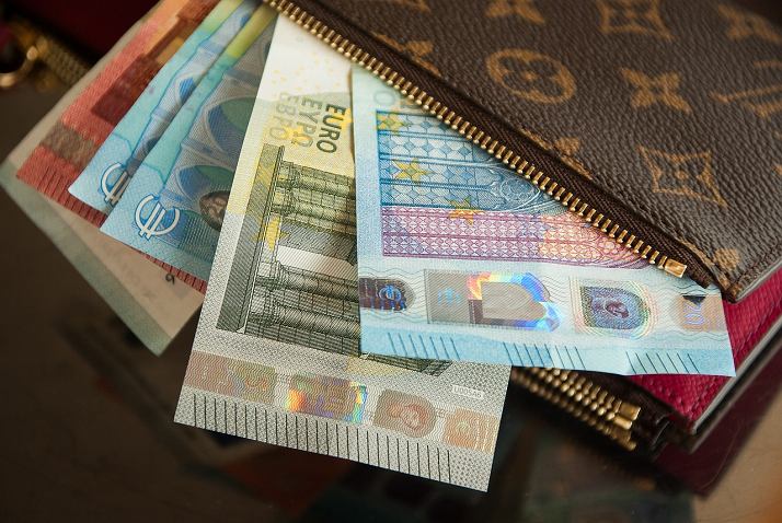 portafoglio aperto con banconote euro