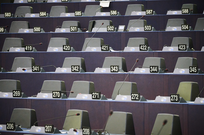 sedia con numero e logo del parlamento europeo di strasburgo