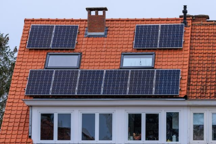pannelli solari sul tetto di una casa