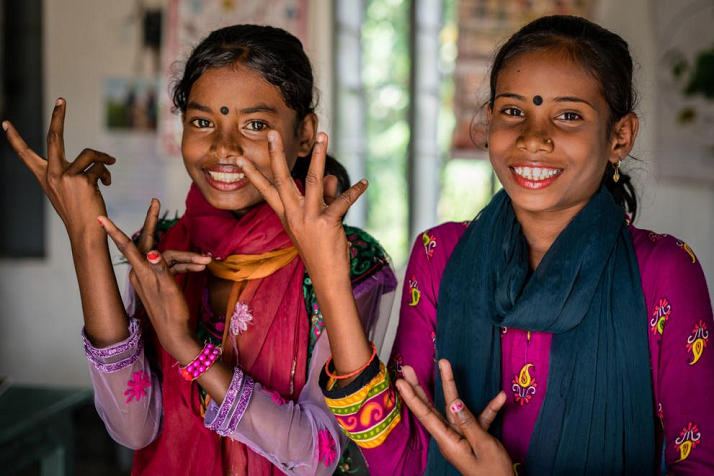 ragazze indiane che sorridono con abiti colorati