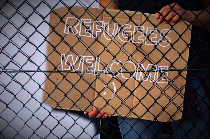 cartello con scritto rifugiati benvenuti