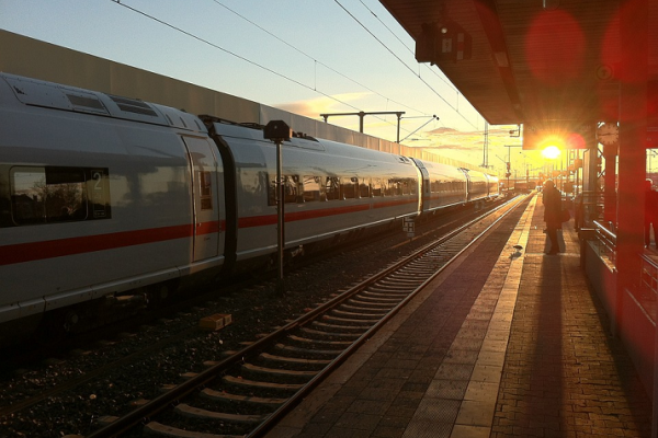 treno in stazione al tramonto