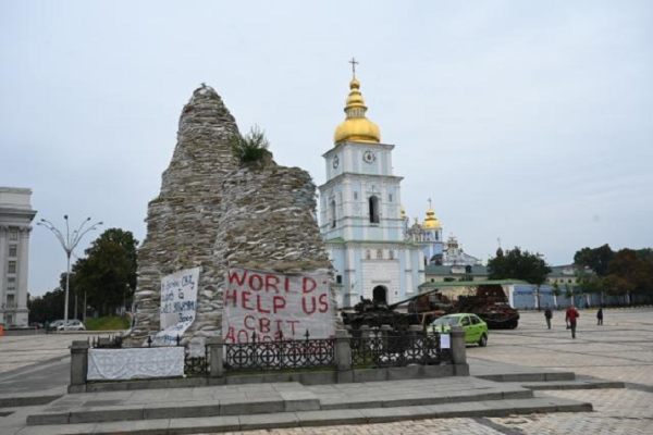 Kiev - scriscione con scritta Mondo aiutaci in iglese davanti a una chiesa