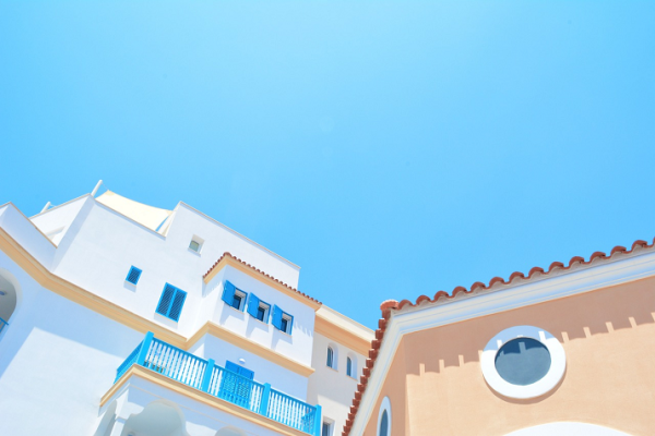 immagine di case su sfondo cielo blu